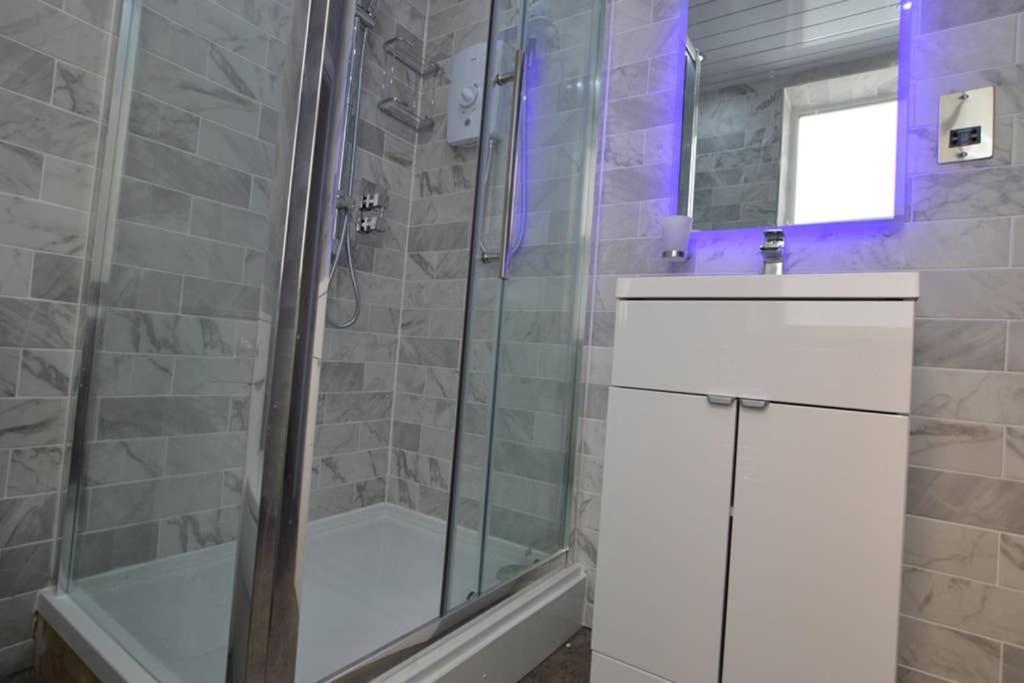 Morden Central Self Contained Flat By Cozynest Редінг Екстер'єр фото