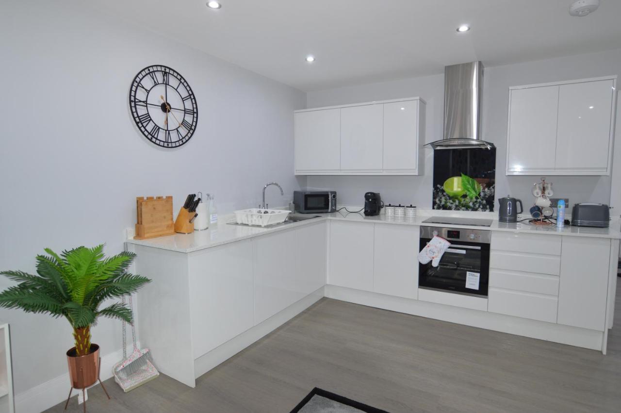 Morden Central Self Contained Flat By Cozynest Редінг Екстер'єр фото
