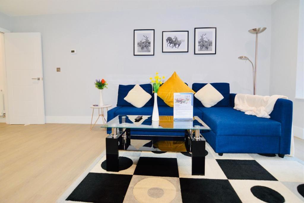 Morden Central Self Contained Flat By Cozynest Редінг Екстер'єр фото